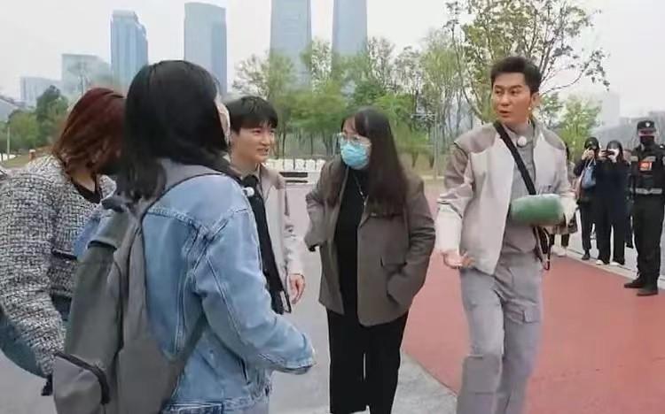 李晨“跑男”游戏中疑不尊重女性，事后紧急道歉，评论区却沦陷了-李晨在跑男里和谁关系最好