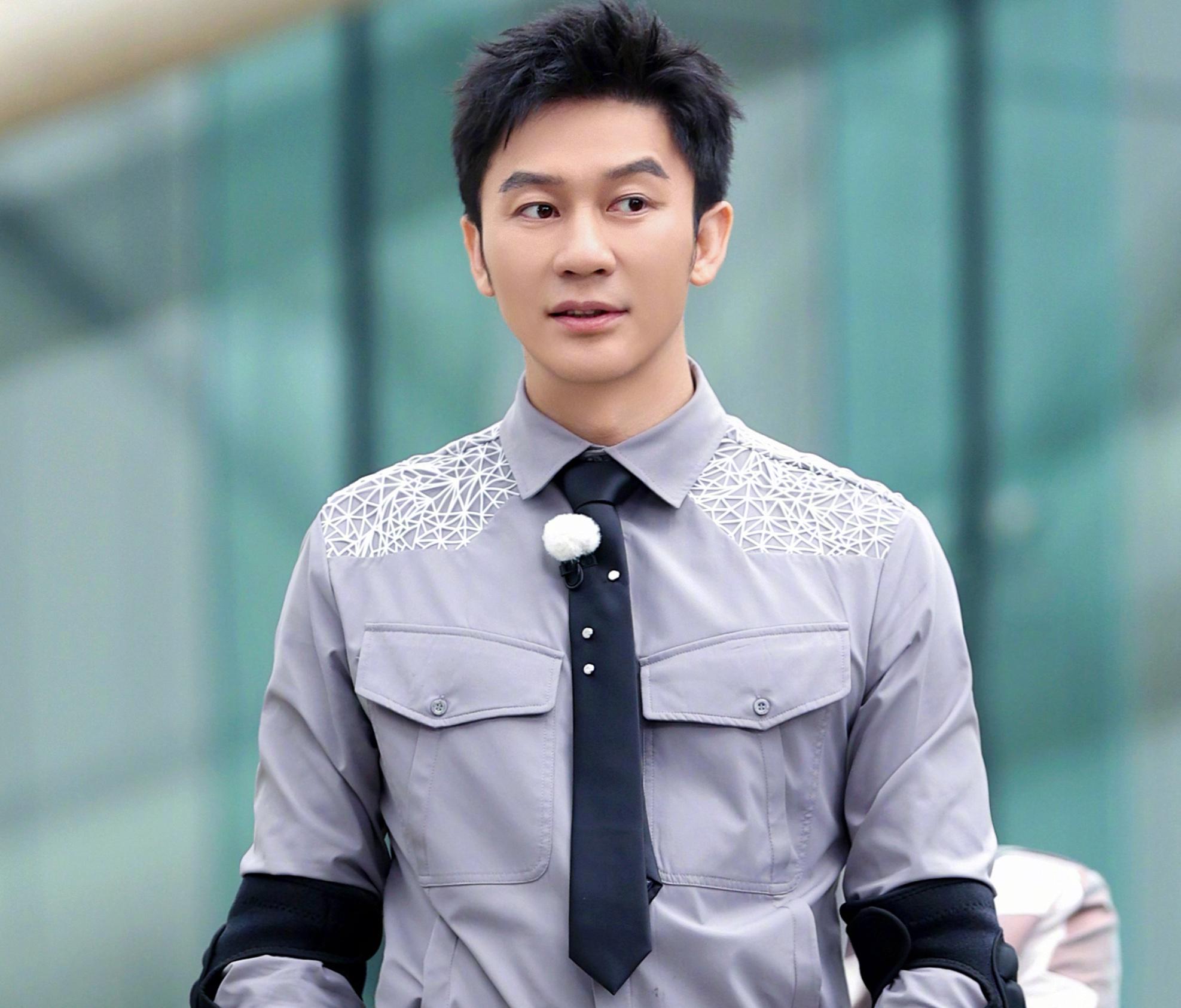 李晨为“女生是累赘”道歉，评论区沦陷，牵扯出张雨绮李雪琴杨笠-李晨的女生