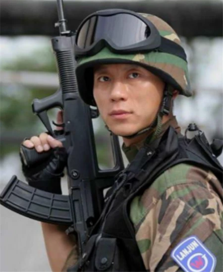 李晨“隐藏”多年身份曝光，原来不只是简单的演员，人生经历丰富-李晨个人经历