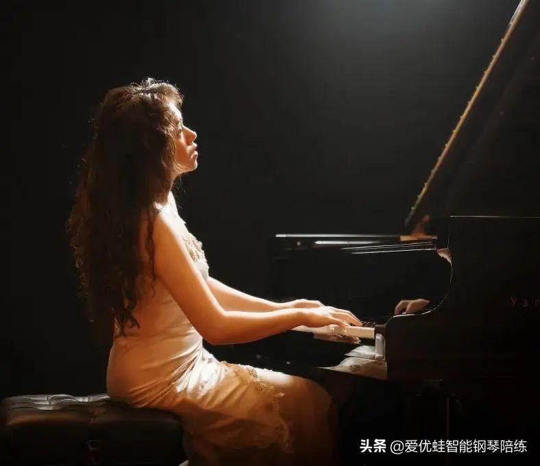 用正确的指法，在正确的地方，弹奏正确的琴键（弹琴的正确姿势）