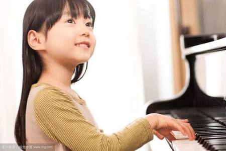 钢琴入门指法教程：钢琴弹奏技巧和方法详解（钢琴入门指法视频大全）