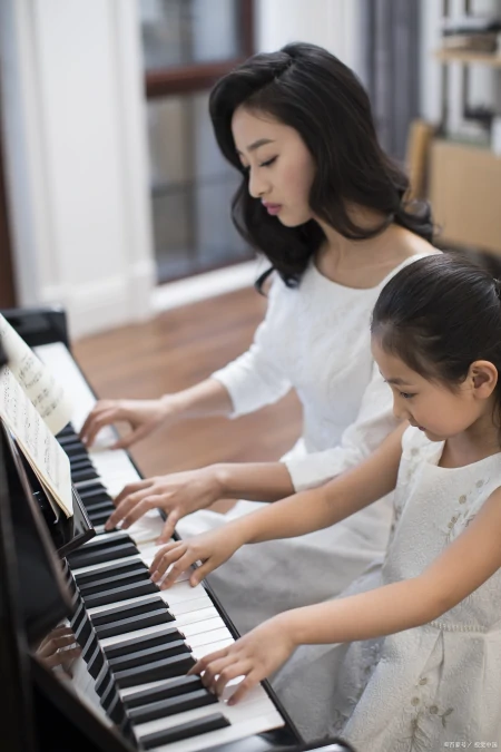 零基础学琴练好左右手指法，其实钢琴也没那么难！（钢琴入门左右手指法教程）