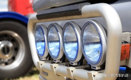 车辆的大灯的选择上，卤素灯和氙气灯哪个好？（汽车大灯卤素灯和氙气灯哪个好）