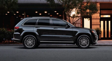 国产Jeep停产，进口大切诺基价格跳水20万，34万元起可以抄底吗？（2021款进口大切诺基试驾视频）