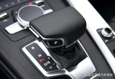 新手第一次开自动挡车怎么开？（新手第一次开自动挡车怎么开火）
