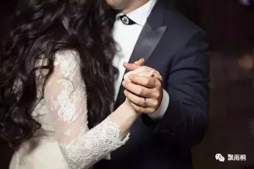 发现男友跟别的女人暧昧，怎样挽回男朋友的心？-发现男友和别的女人暧昧的说说怎么写