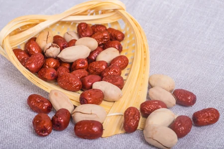 建议中老年人：少吃花生红枣，多吃2种碱性菜-吃花生红枣对高血压有好处吗