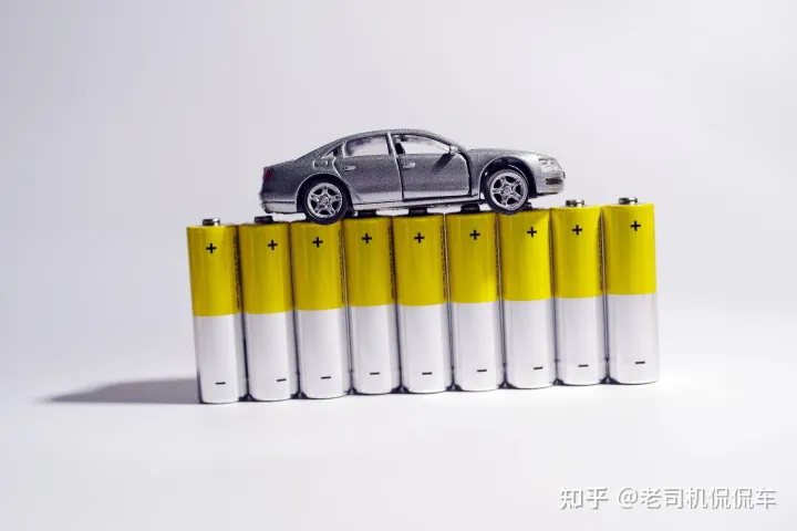 别急着买车！新能源车降价潮要来了！新型电池成本降低40%（新能源降价原因）
