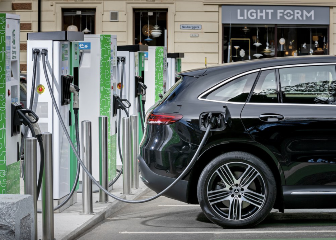 又一轮纯电动车降价潮来了，这次真卖不动了，市场份额快要见顶？（电动车汽车降价）