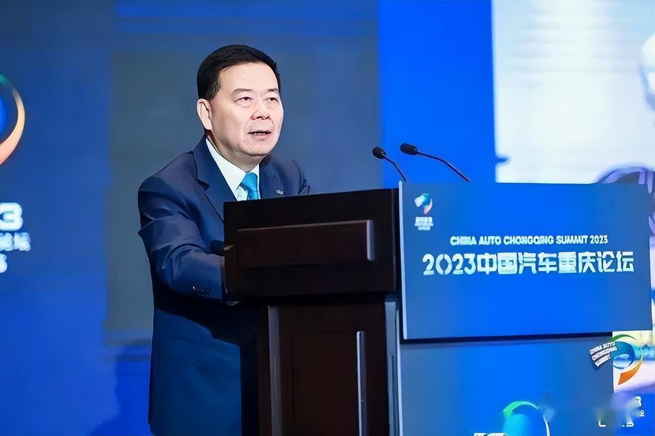 电池价格开降了，新能源车为何还不降价？厂商是在等车锈在厂里吗（新能源为什么一直跌这两天）