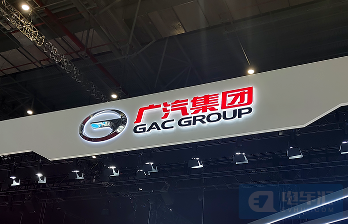 电池价格开降了，新能源车为何还不降价？厂商是在等车锈在厂里吗（新能源为什么一直跌这两天）