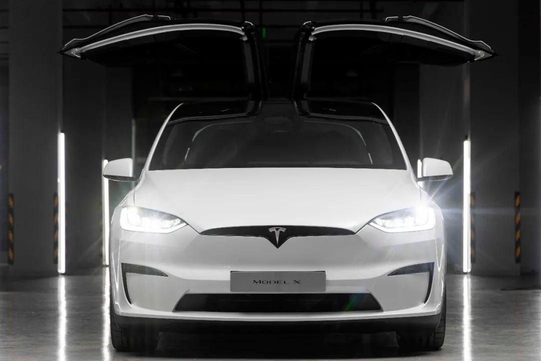 电池价格开降了，新能源车为何还不降价？厂商是在等车锈在厂里吗（新能源为什么一直跌这两天）