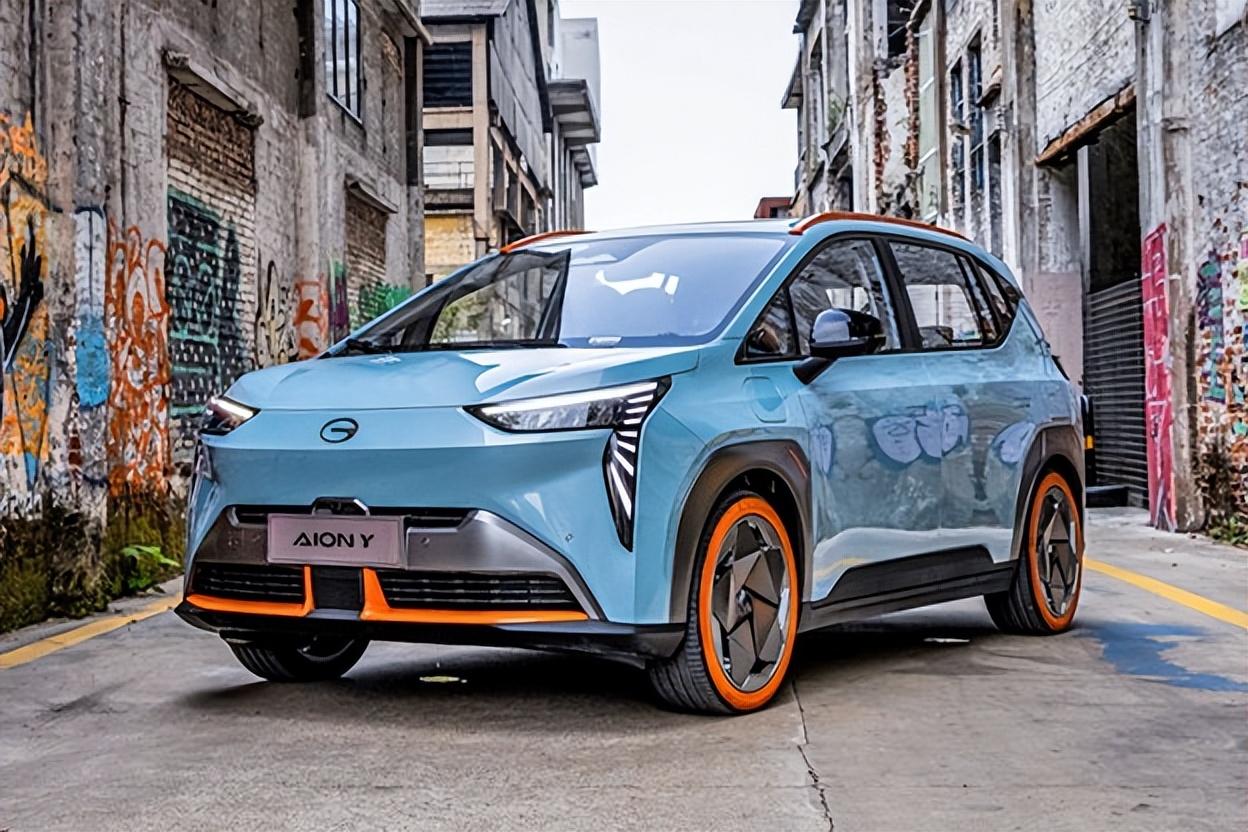 电池价格开降了，新能源车为何还不降价？厂商是在等车锈在厂里吗（新能源为什么一直跌这两天）