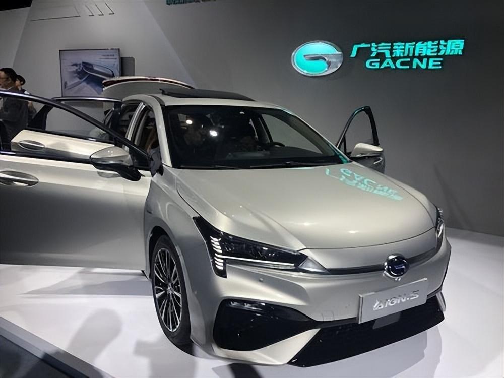 电池价格开降了，新能源车为何还不降价？厂商是在等车锈在厂里吗（新能源为什么一直跌这两天）