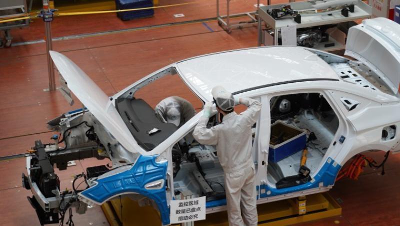 电池价格开降了，新能源车为何还不降价？厂商是在等车锈在厂里吗（新能源为什么一直跌这两天）