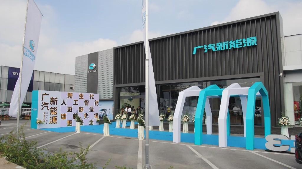 电池价格开降了，新能源车为何还不降价？厂商是在等车锈在厂里吗（新能源为什么一直跌这两天）