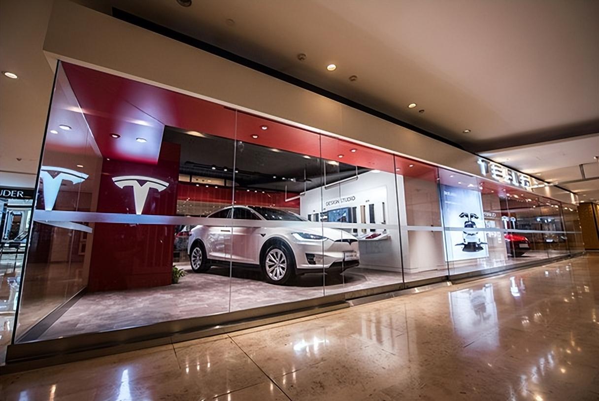 电池价格开降了，新能源车为何还不降价？厂商是在等车锈在厂里吗（新能源为什么一直跌这两天）