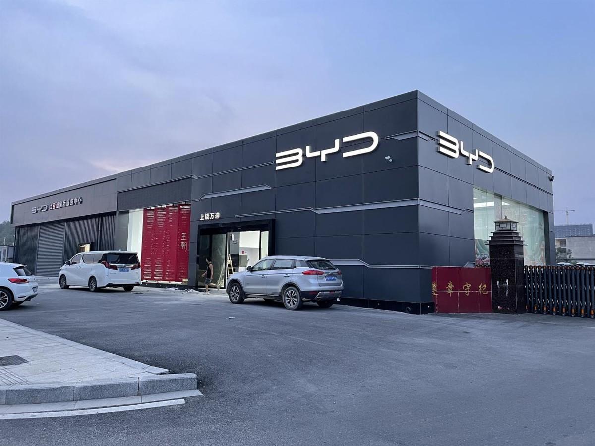 电池价格开降了，新能源车为何还不降价？厂商是在等车锈在厂里吗（新能源为什么一直跌这两天）