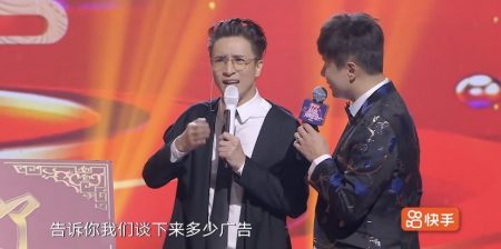 薛之谦受好友去世影响，现身晚会眼睛凹陷状态差，台上多次发呆-薛之谦 演出细节