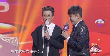 薛之谦受好友去世影响，现身晚会眼睛凹陷状态差，台上多次发呆-薛之谦 演出细节