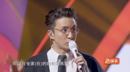 薛之谦受好友去世影响，现身晚会眼睛凹陷状态差，台上多次发呆-薛之谦 演出细节