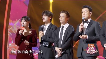 薛之谦受好友去世影响，现身晚会眼睛凹陷状态差，台上多次发呆-薛之谦 演出细节