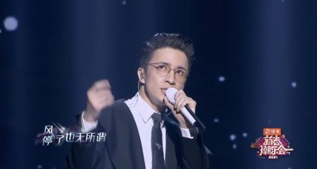 薛之谦受好友去世影响，现身晚会眼睛凹陷状态差，台上多次发呆-薛之谦 演出细节