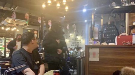 薛之谦受好友去世影响，现身晚会眼睛凹陷状态差，台上多次发呆-薛之谦 演出细节