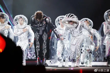 薛之谦“天外来物”巡演时隔391天再开启 薛之谦跪地感谢到场歌迷-薛之谦天外来物海报图片