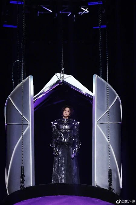 薛之谦“天外来物”巡演时隔391天再开启 薛之谦跪地感谢到场歌迷-薛之谦天外来物海报图片