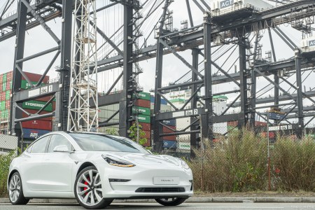 特斯拉再次降价，掌握价格战指挥棒，国产新能源汽车面临更大压力（特斯拉大幅降价冲击新能源汽车市场）