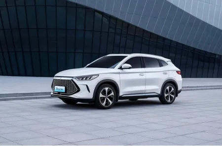 锂价暴跌70%，整个中国车市都在等特斯拉和比亚迪降价（比亚迪锂电池涨价）