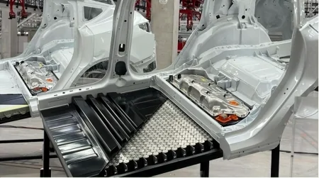 锂价暴跌70%，整个中国车市都在等特斯拉和比亚迪降价（比亚迪锂电池涨价）