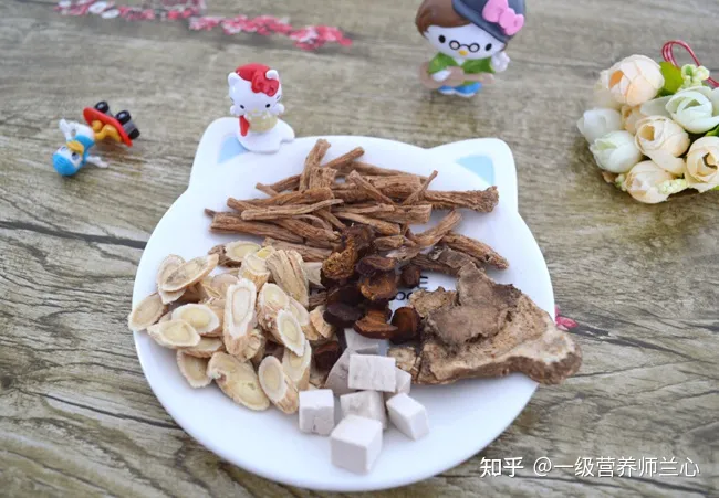 黄芪有哪5大作用？北芪和南芪一样吗？怎么吃更好？哪些人不适合（黄芪南芪和北芪有什么区别）