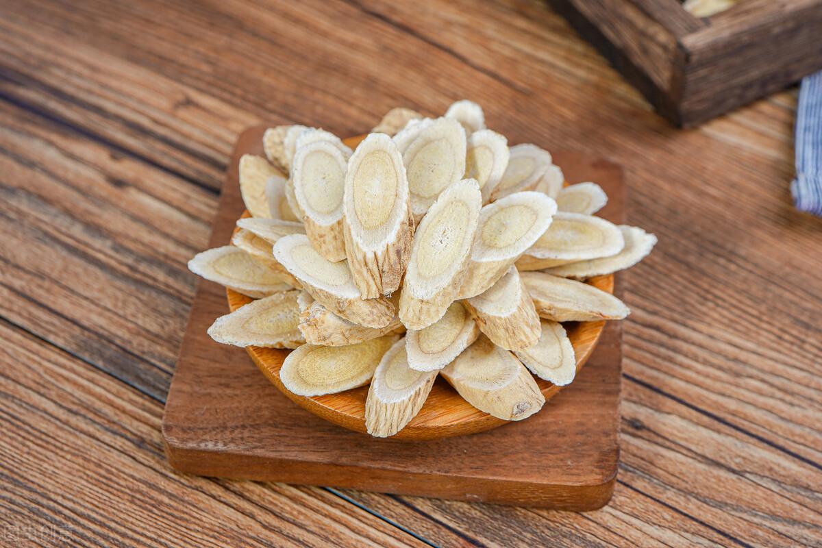 黄芪能抗癌吗？有哪些功效？长期吃要注意什么？（黄芪有抗癌防癌的功效吗）