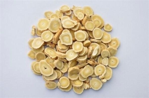 黄芪别光泡水喝，放点它进去，一起喝补气补血，还能延年益寿（黄芪怎么搭配泡水喝效果好一点）