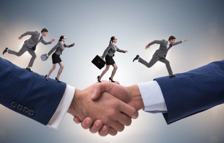 一个人开始变富，会有5个征兆，看懂其中一个，钱就来了-人变富的表现