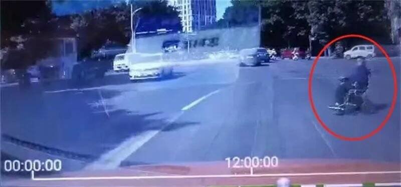 事发柳州街头！老人开电动轮椅车流中“乱飙”，小轿车吓坏：不敢惹-老人开电动轮椅进隧道被撞飞