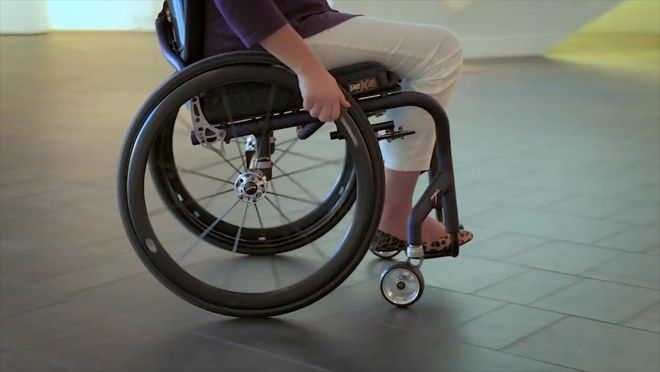 智能轮椅会“爬楼梯”，残疾人的福音来啦！-残疾人电动轮椅 全自动爬楼