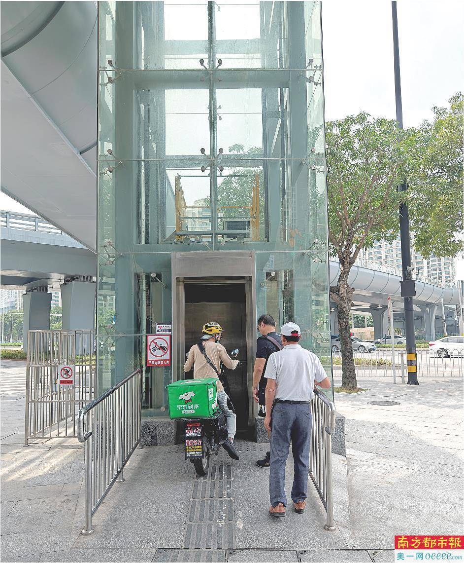 部分天桥无障碍设施缺失 电动车频频闯入