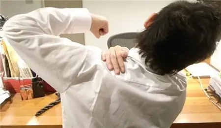 5个动作带您快速缓解肩周炎，肩膀痛的朋友速进！（缓解肩周炎应该做什么呀）