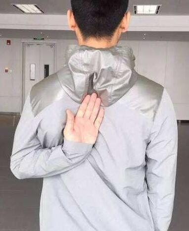 肩膀经常痛？3个动作自测肩周炎，4个拉筋动作告别肩周炎（肩周拉伤怎么治疗锻炼）