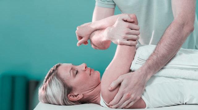 治疗肩周炎，这三种动作要学会（治疗肩周炎经典手法 太绝了!）