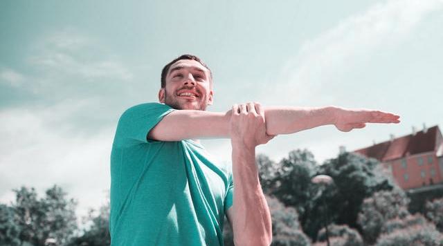 治疗肩周炎，这三种动作要学会（治疗肩周炎经典手法 太绝了!）