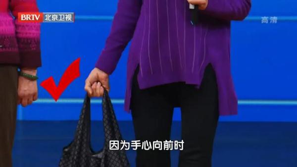 肩痛不一定是肩周炎，可能是某种致残肩病！常做一个动作，护好肩膀（肩痛怎么康复）