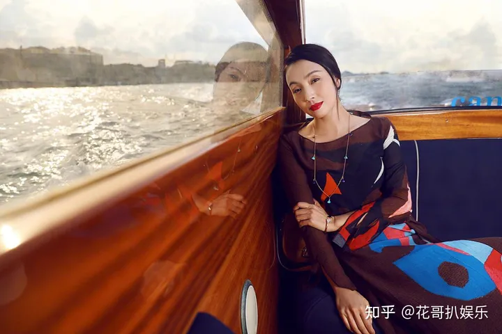 陶虹翻车之后，徐峥也被曝出，是TST公司支线红酒品牌的代言人（徐峥陶虹婚礼）