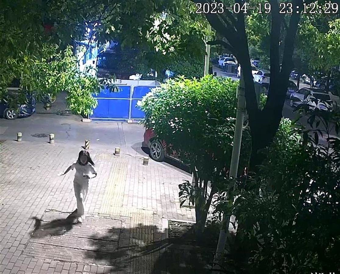 与父亲发生争执后，女孩半夜跑出门，家长无奈报警，武汉民警提醒教育孩子注意方法-女生跟父母吵架了怎么安慰