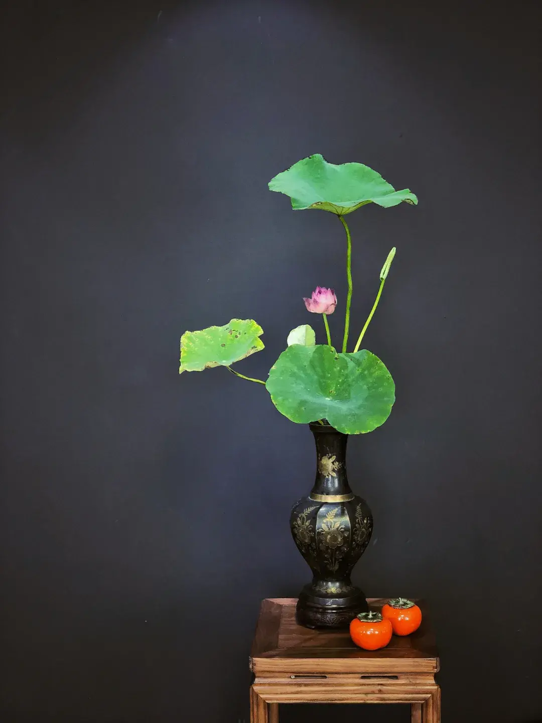 看名师插的荷花，感受今夏最美诗情（荷花插花画）