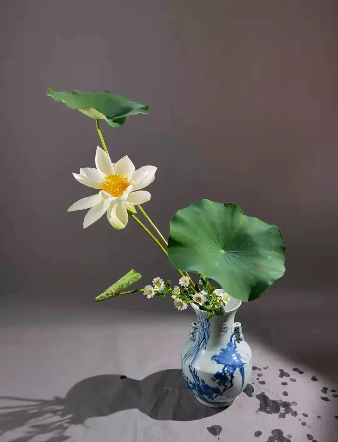 看名师插的荷花，感受今夏最美诗情（荷花插花画）