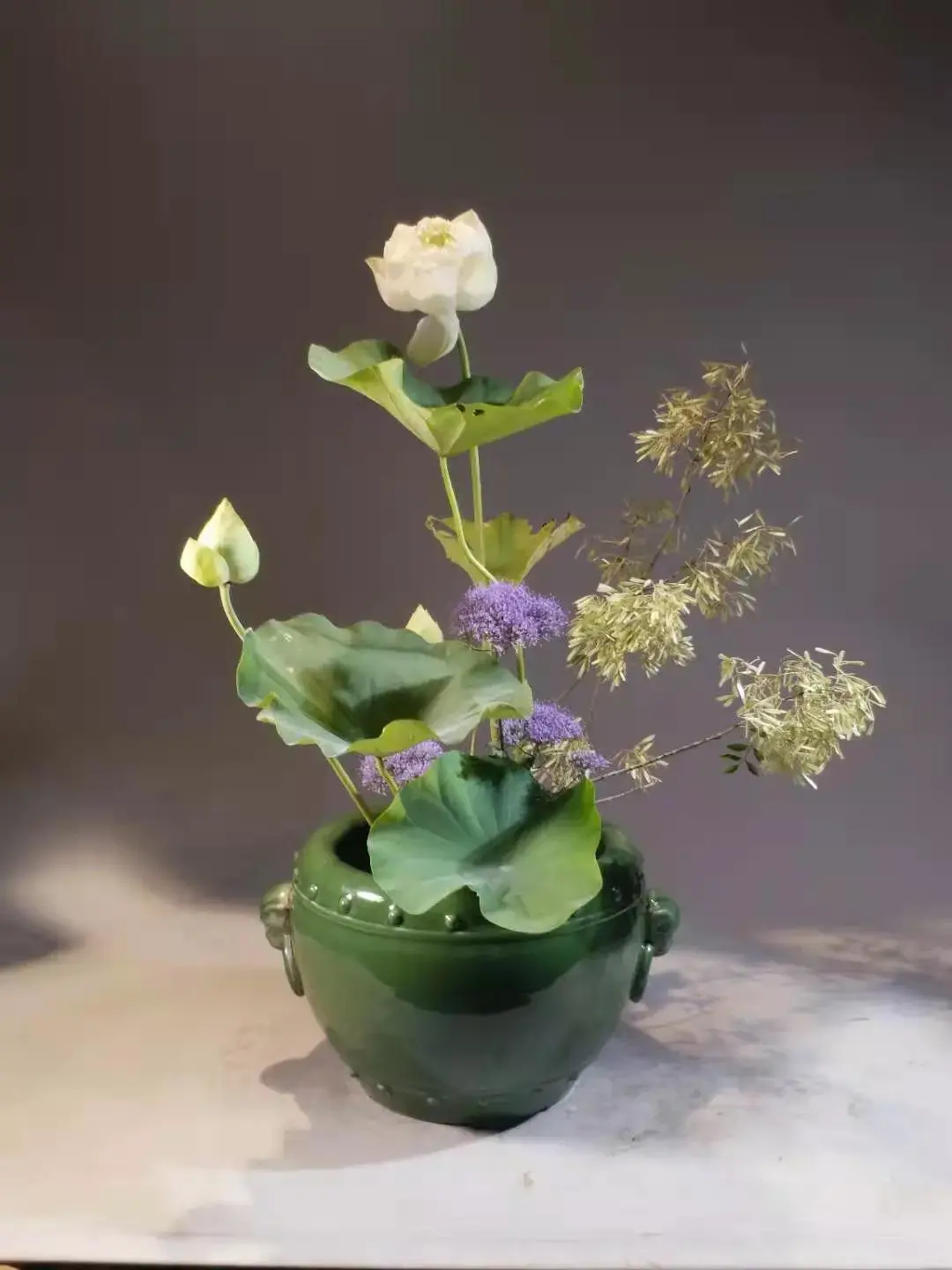 看名师插的荷花，感受今夏最美诗情（荷花插花画）